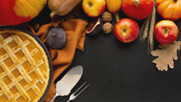 mele, zucca, fichi viola e crostata di marmellata foglie secche di quercia