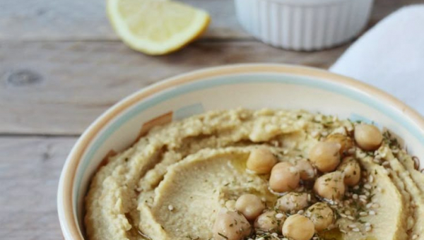 immagine di una ciotola contente hummus di ceci
