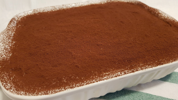 la foto mostra una terrina di tiramisù