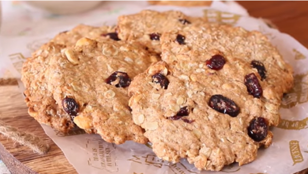 foto di alcuni biscotto all'avena appena sfornati