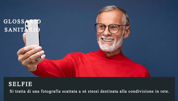 anziano con maglione rosso che si scatta foto con il cellulare